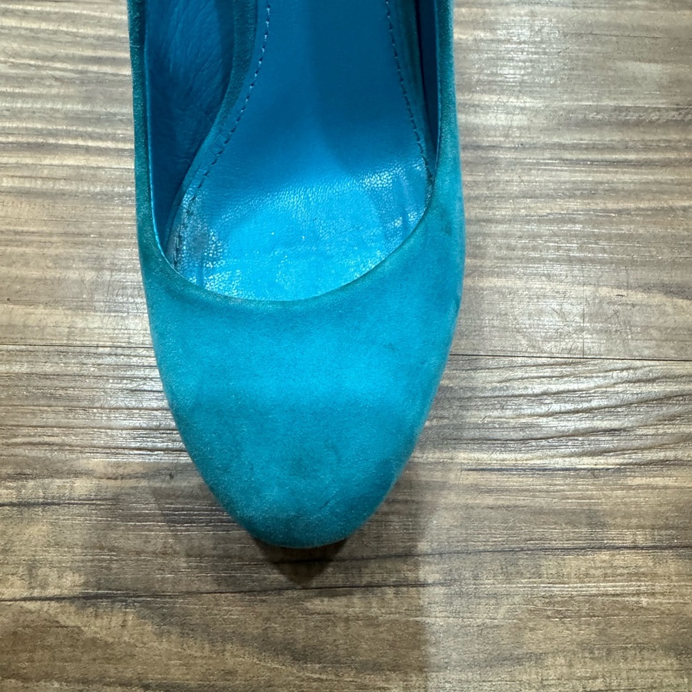 Elegant Blue Suede Slingback Heels - Picture 6 of 6
